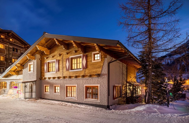 Exclusive chalet with direct access to ski slopes (ski in / ski out)