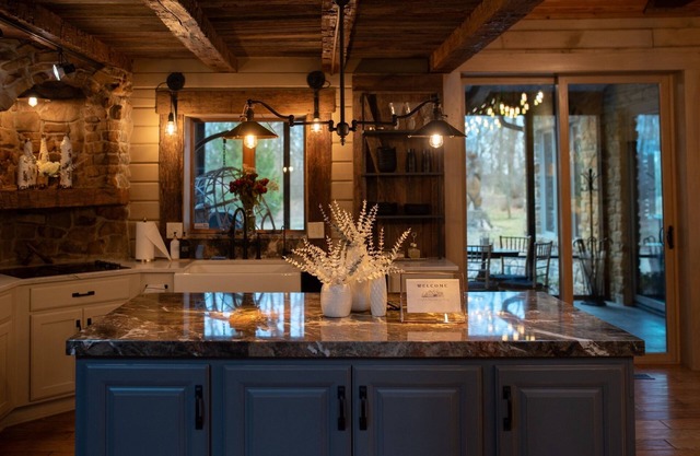 Exclusive Gated Luxury Lodge Retreat Estate +Rec Barn in Hamilton County 10 acre