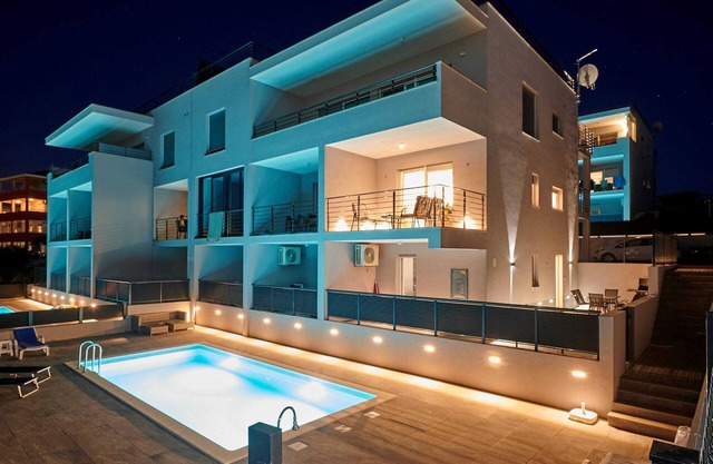 Exclusive Okrug Gornji Apartment With Shared Pool