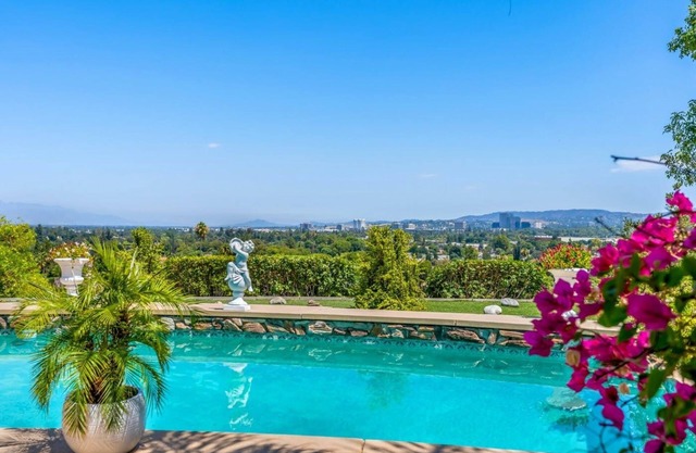 Exclusive WestHills House with Incredible View of the Valley