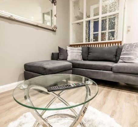 EXECUTIVE APARTMENTS free on-site parking, 2 en-suites, sleeps 4,
