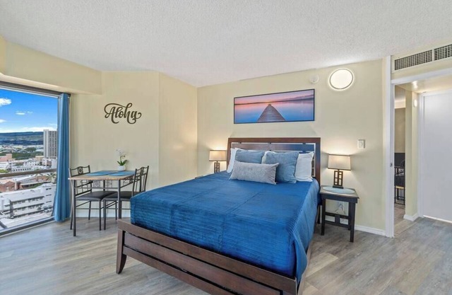 Downtown Executive Center 1 BD w/ Parking