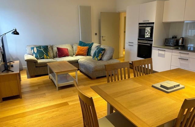 Impresionante apartamento de un cuarto de milla con vista al parque, cerca del c