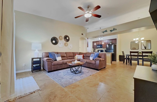 Condominio de lujo de estilo ejecutivo con vistas a la montaña y piscina climatizada / spa.