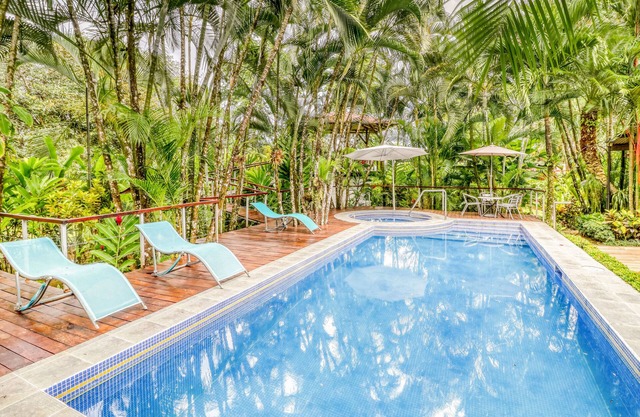 Casa exótica y acogedora con piscina privada, vistas al jardín y rodeada de naturaleza.