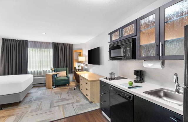 Experience Austin's Famous 6th Street! Full Kitchen, Pet-friendly Property!