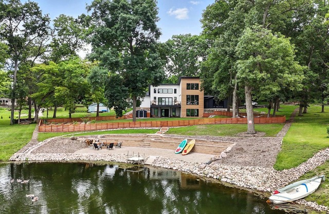 Experience Happie Space on Snow Lake, a Luxurious Lakefront Retreat with Privacy