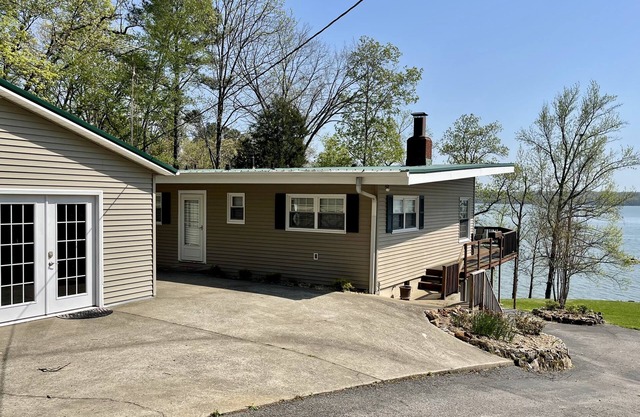 Casa recientemente renovada frente al lago con apartamento adicional