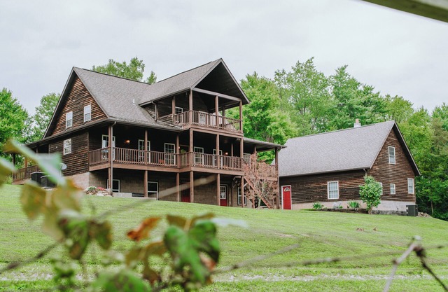 Experience nature at your doorstep! Four bedroom cabin near Hocking Hills