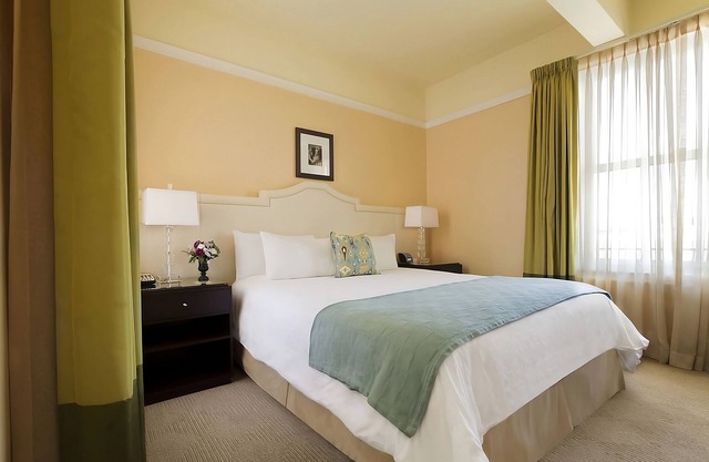 Experience Portland's Culture and Cuisine from a Vintage Hotel! Pet-friendly!