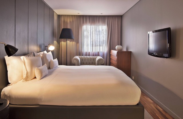 Explore Lisbon’s Sites! 3 Pet-Friendly Units w/ Full Kitchens, Onsite Jacuzzi!