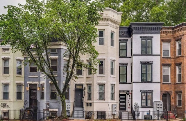 Explore the Vibrant Neighborhood of NoMa! 2-Level Spacious Rowhouse!