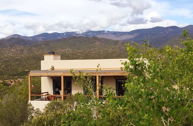 Vistas panorámicas exquisitas de esta elegante y moderna cresta de adobe Casita de Adobe