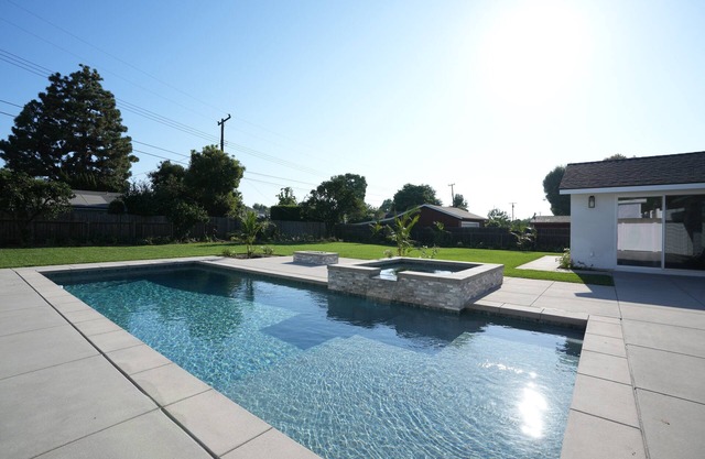 Exquisite Pool/Jacuzzi Home: 2 EnSuites, Huge Yard