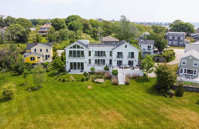 Exquisite Waterfront Retreat - Lindsay
