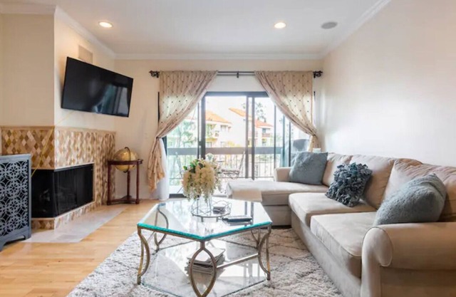 Amplio condominio de playa del Rey en un complejo estilo complejo