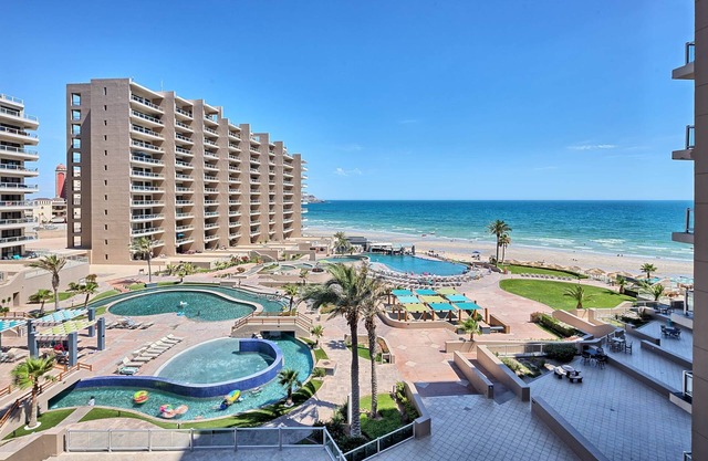 3 habitaciones, 3 baños, vistas al mar, balcón envolvente, 3 camas KING, área de literas adicionales