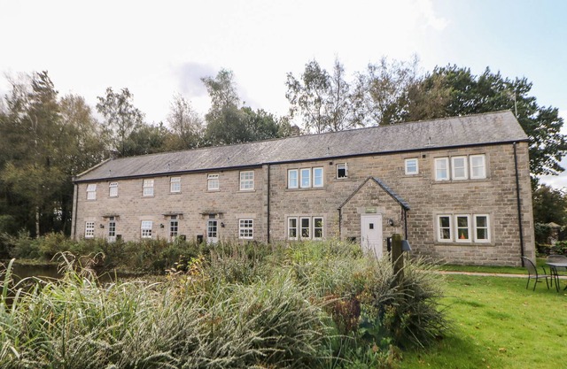 EYAM, family friendly, character holiday cottage in Two Dales