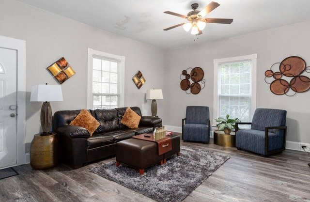 Disfrute de una casa de 3 dormitorios y 2 baños elegantemente remodelada y decorada con buen gusto