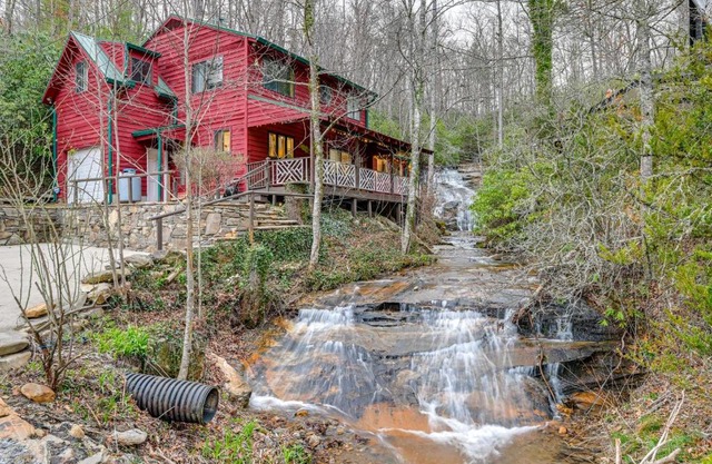 Fall Foliage Paradise Cabin with Creek and Game Room