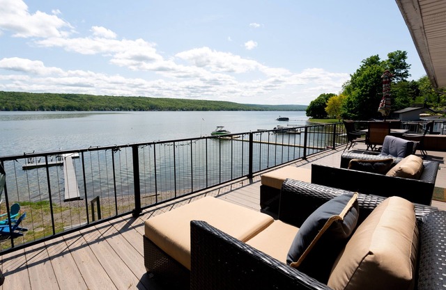 5-Bdrm Lakefront Retreat w.Charming Guest House: 15 mins to Letchworth, Geneseo