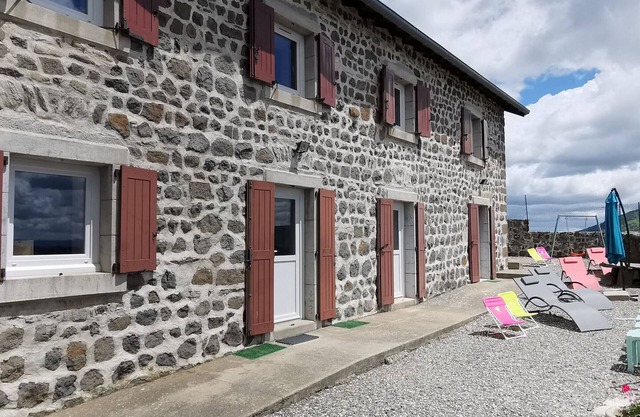 Casa familiar con patio y ping-pong, cerca de Lyon y Clermont-Ferrand