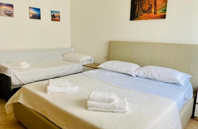 Family-friendly apartments next to Premium Beach Hotel, Golem