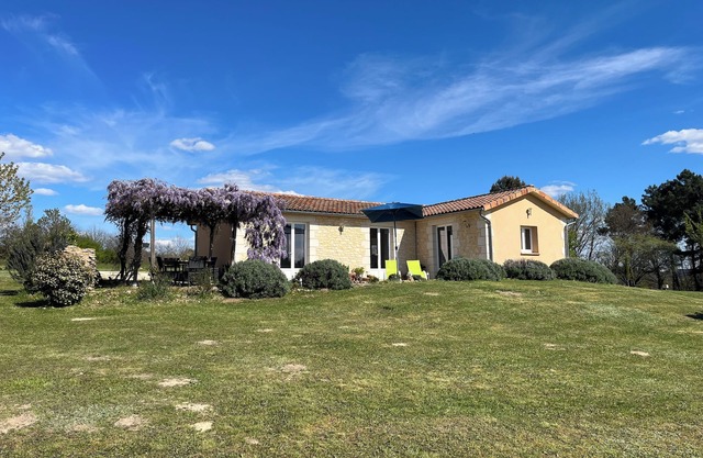 Familia amigable Gite Nr Sarlat con hermosas vistas de la campiña de Dordoña