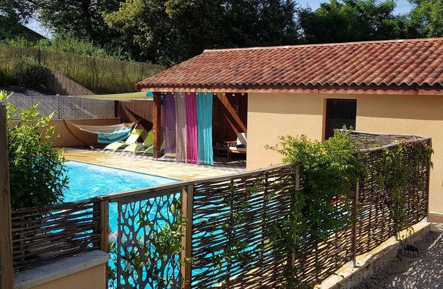 Albergue familiar con piscina climatizada (sal) y jardín con zona de juegos.