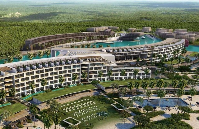 Family-Friendly Luxury Suite with Splash Zone, Kids Club & Beach Access