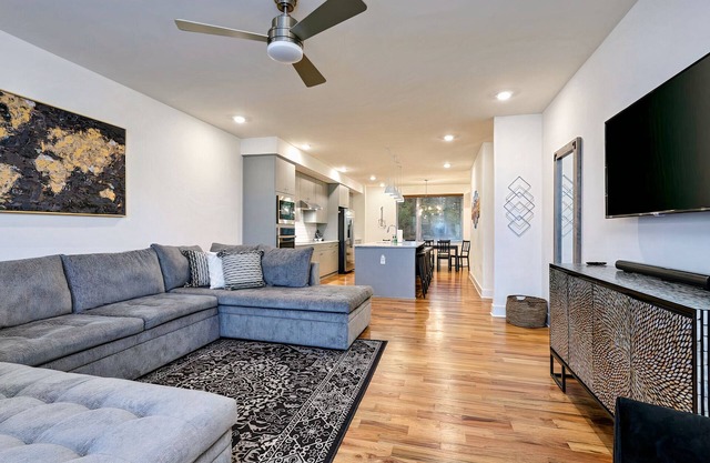 Family Home Near Downtown + Airport. Includes Free Parking in Private Garage