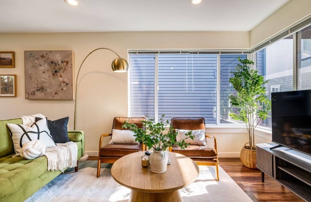 Family | King Beds | In-Unit Laundry | Mins to DT