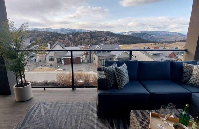 Family Sized Modern Farmhouse Luxury w/ Golf Course Views. Pet-Friendly!