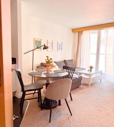 Family Stay London with Balcony in Battersea Power Station
