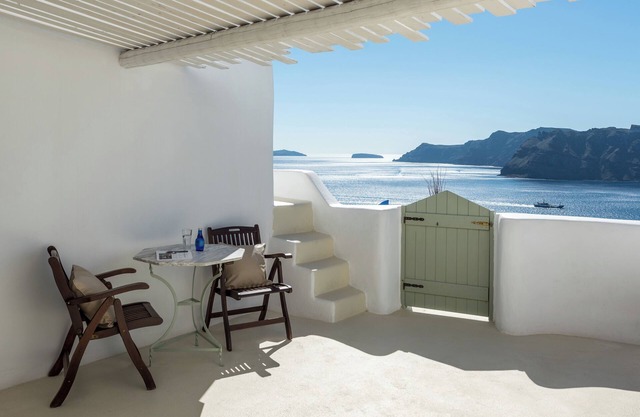Family Suite with Private Whirlpool & Caldera View