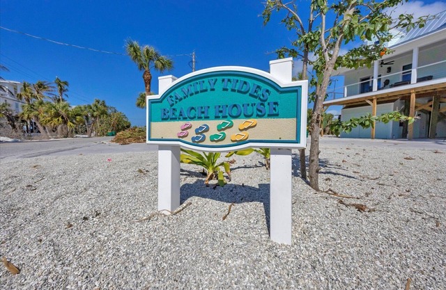 Mareas familiares: piscina y muelle en la playa ... ¡Esta casa de playa de 4 dormitorios lo tiene todo!