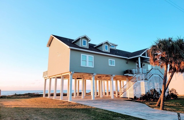 FantaSea House, Beachfront 6 Bedroom Beauty Sleeps 20
