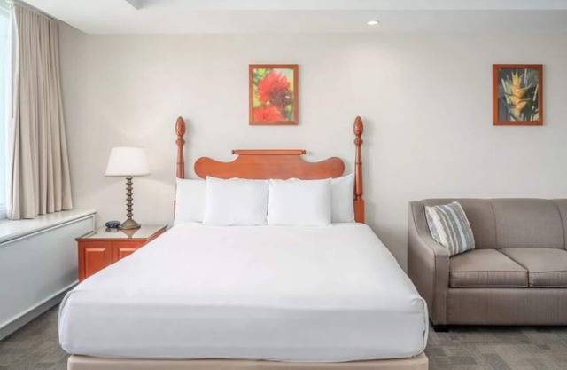 Fantastic Hawaii Adventure! Serene Ocean Front Room! Pool & 5 Mins from Airport