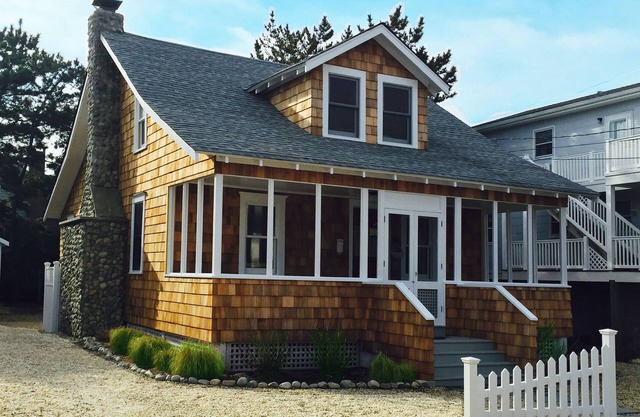FANTÁSTICA UBICACIÓN! Hermosa casa unifamiliar a solo 5 casas de la playa.