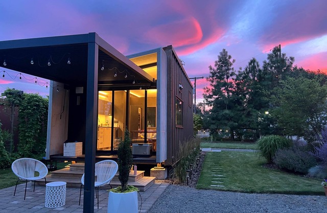 Elm Street Studio, Artful Luxury Tiny Cabin | 2 Queen Beds | Private Garden | Great location | View