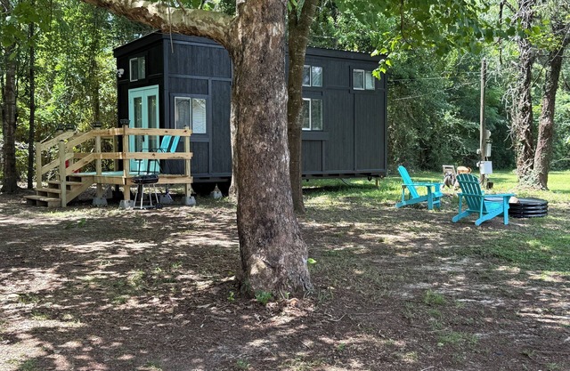 Fantastic TINY home nestled in tree’s in charming Cantonment FL. Pets welcome!