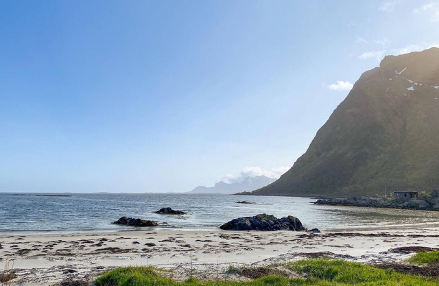 Fantastically located cottage with panoramic views of the sea and the islets.