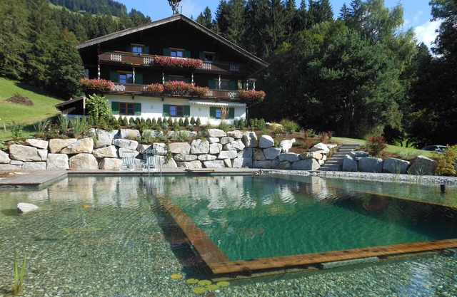 Granja en una meseta soleada * Apartamento grande * 10-12 pers.* NUEVO * estanque de natación