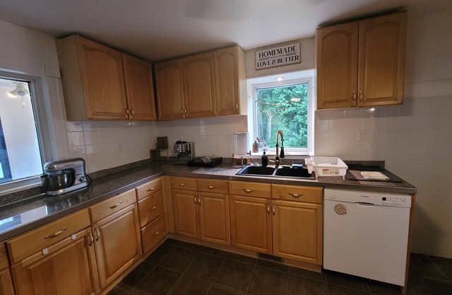 Quiet and Cozy Farmhouse 3 Bedrooms, 1 Bath, beautiful location.