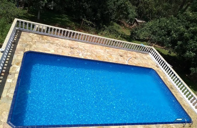Pequeña granja en Suzano, piscina climatizada con energía solar.