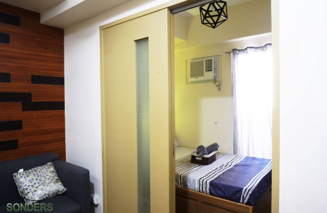 Siente la unidad Warmth & Comfort 1BR en Makati