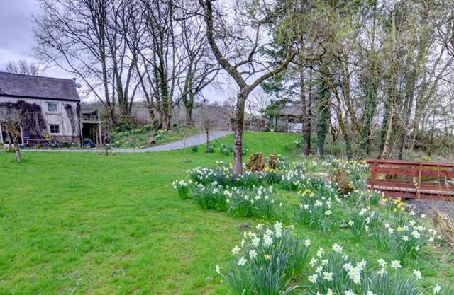 Las parejas que se alojan en este molino de agua contemporáneo tienen el beneficio de 27 acres de jardines.