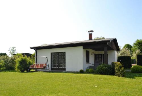 Ferienhaus am See auf großem Grundstück, Kaminofen