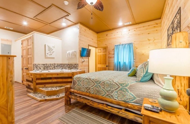 Prado de helechos | 1BR 1BA | Ducha de roca personalizada | Tina de hidromasaje | Tina caliente | Pozo de fuego