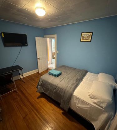Fidelia Emerald Room Queen Bed within minutes of Newark Liberty International Airport and Newark Penn Station